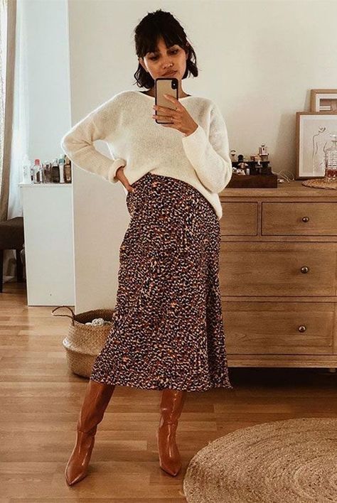 Midi Rok Outfit, Midi Rock Outfit, Midi Skirt And Boots, Midi Skirt Fall, Rok Outfit, White Oversized Sweater, Skirt And Boots, Elegante Y Chic, Midi Skirt Outfit