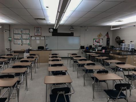 High School History Classroom, Classroom Arrangement, Classroom Interior, School Building Design, Classroom Pictures, American High School, High School History, Modern Classroom, School Interior