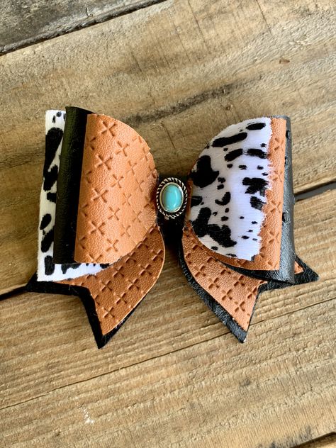 Faux Leather Hair Bow Ideas, Svg Bow Template Free, Western Hair Bows, Faux Leather Bows Ideas, Faux Leather Projects, Cricut Bows, Faux Leather Crafts, Diy Leather Bows, Leather Hair Bows