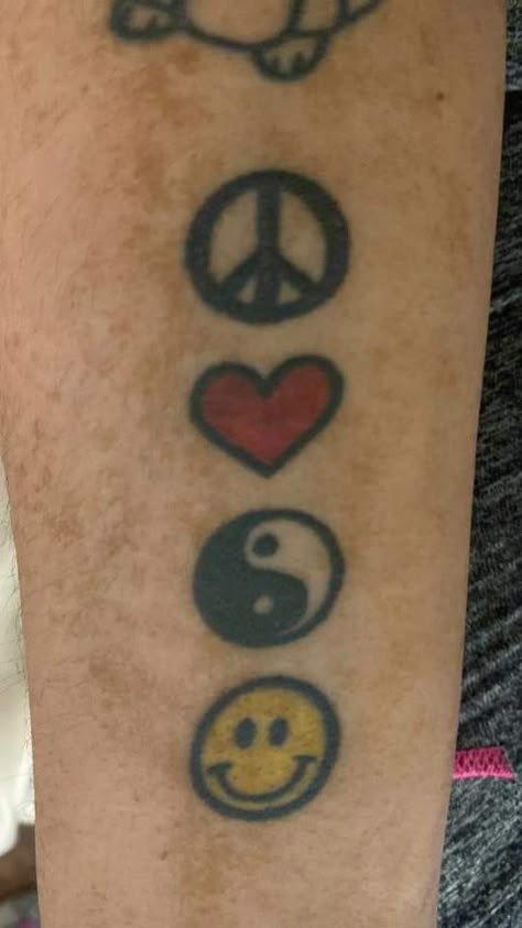 1970s Tattoos, Hippie Tats, 70s Tattoo Ideas, Trippy Tattoo Designs, 70s Tattoo, Hippy Tattoo, Edm Tattoo, Sublime Tattoo, Hippie Tattoos