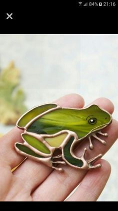 Stained glass frog Stained Glass Frog, Stained Glass Animals, Glass Art Techniques, Stained Glass Patterns Free, Glass Frog, Stained Glass Birds, Glass Art Projects, Stained Glass Decor, Stained Glass Ornaments