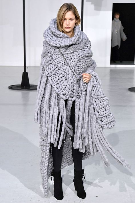 Knitted Outfits, Fall Runway, 2019 Runway, Knitted Cape, Designer Knitwear, Knit Ideas, Fashion Photography Inspiration, Knitwear Fashion, Mohair Wool