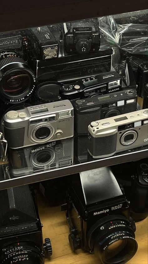 Vintage Camera Aesthetic Wallpaper, Ava Aesthetic, Fotocamere Vintage, Film Camera Photography, Twisted Love, Cute Camera, Retro Gadgets, Old Cameras, Cinematic Photography