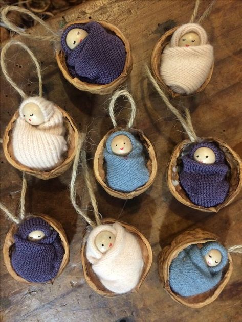 Walnut shell babies - wooden bead & felted jumper scraps in walnut halves Knitted Ornaments, Walnut Shell Crafts, Topic Ideas, Acorn Crafts, Waldorf Crafts, Nativity Ornaments, Walnut Shell, Navidad Diy, Peg Doll