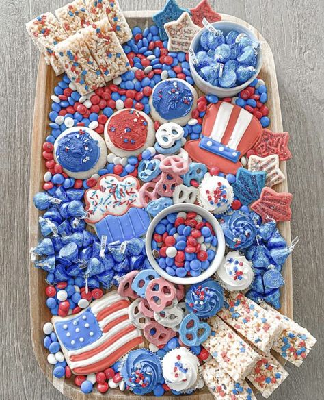 Snack Board Ideas, Americana Party, Red White And Blue Party, 4th July Food, Dessert Board, Patriotic Desserts, 4th Of July Desserts, Fourth Of July Food, Snack Board