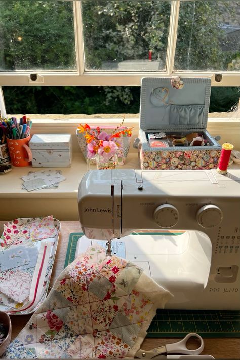 Sewing Room Astethic, Sewing Class Aesthetic, Sewing Project Aesthetic, Sewing Kit Aesthetic, Sewing Astethic Pictures, Sewing Asthetic Picture, Sewing Aesthetic Photography, Sewing Machine Aesthetic, Madeleine Core