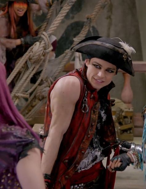 #Descendants 2 #Harry Hook Harry Hook, Anne Mcclain, China Anne, Thomas Doherty, Descendants 2, Best Disney Movies, Cameron Boyce, Disney Descendants, Thomas Brodie