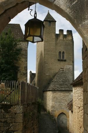 château de Beynac. Dordogne. Aquitaine Medieval World, Chateau France, Watch Tower, Limousin, World Cities, Places To Be, Beautiful Villages, Old Stone, Aquitaine