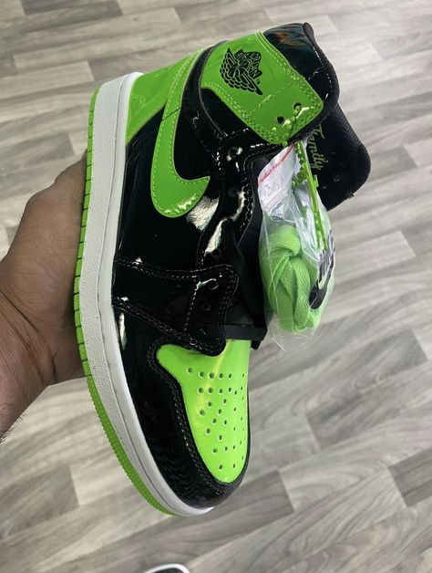 Sneaker Head Jordans, Bape Shoes, Trendy Shoes Sneakers, Nike Shoes Girls, Jordan Shoes Girls, Kicks Shoes, Jordan Shoes Retro, All Nike Shoes, Shoes Outfit Fashion