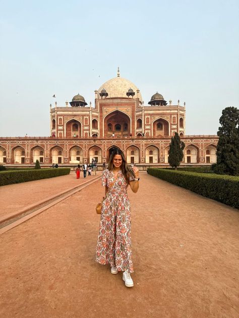 What To Wear In India Woman Travel, Delhi Outfits, Delhi Chandni Chowk, Delhi Aesthetic, India Outfits, Chic Travel Outfit, Delhi Travel, Travel Pose, India Travel Guide