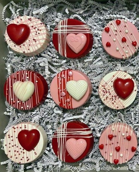 Valentines Cookies Decorated Ideas, Valentines Bakery, Valentine Strawberries, Valentine Cookies Decorated, Valentine Sugar Cookies, Valentines Baking, Valentine Desserts, Valentines Cupcakes, Valentines Day Cakes