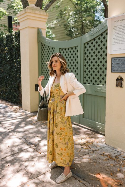 Warm Weather Blazers - Julia Berolzheimer Julia Berolzheimer Outfits, Dress And Blazer Outfit, Chic Business Attire, Office Fashion Summer, Julia Berolzheimer, Interview Style, Personal Color, Linen Summer, Work Chic