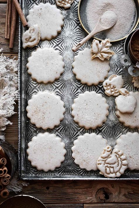 A no spread recipe for soft vanilla sugar cookies flavored with warm and cozy chai spices, then iced with vanilla bean icing. Vanilla Bean Icing, Coffee Sugar Cookies, Chai Spice Cookies, Christmas Cookie Icing, Spice Cookie Recipes, Maple Leaf Cookies, Spice Sugar Cookies, Vanilla Sugar Cookies, Holiday Baking Christmas