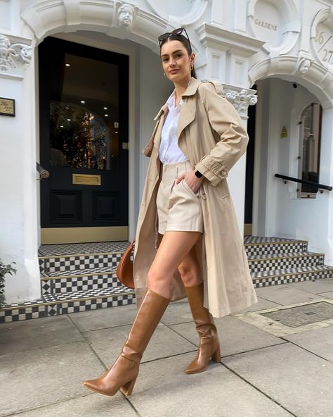 Trench coat weather is right around the corner! Styling with neutrals for a classic look ✨ - [pr: coat, shorts] Corner Styling, What To Wear Today, Shorts Outfit, London Street Style, London Street, High Fashion Street Style, Around The Corner, Daily Outfits, Classic Looks