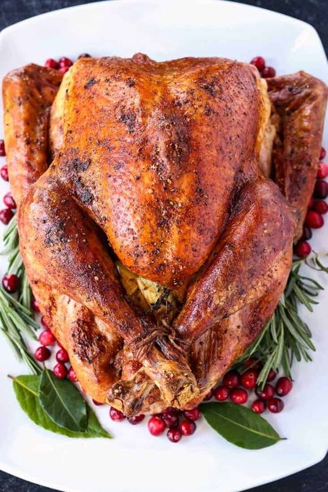 Our Simple Roast Turkey Recipe will have you cooking like a pro this Thanksgiving! #turkeyrecipe #roastturkey #thanksgivingrecipes #dinnerrecipes Homemade Turkey Gravy, Whole Turkey Recipes, Easy Turkey Recipes, Smoked Turkey Recipes, Roast Turkey Recipes, Oven Roasted Turkey, Haitian Food Recipes, Roast Turkey, Easy Turkey