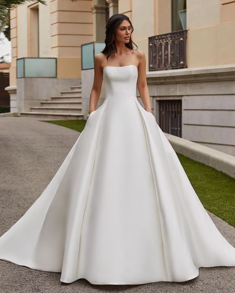 A-Line Wedding Dresses 2020/2021 Collections Overview ★ a line wedding dresses sweetheart strapless neckline simple pronovias Strapless Wedding Dress Ballgown, Pronovias Bridal, Simple Wedding Dresses, Wedding Dress With Pockets, White Wedding Dress, Princess Wedding Dress, Sleeve Wedding Dress, Satin Wedding Dress, Summer Wedding Dress