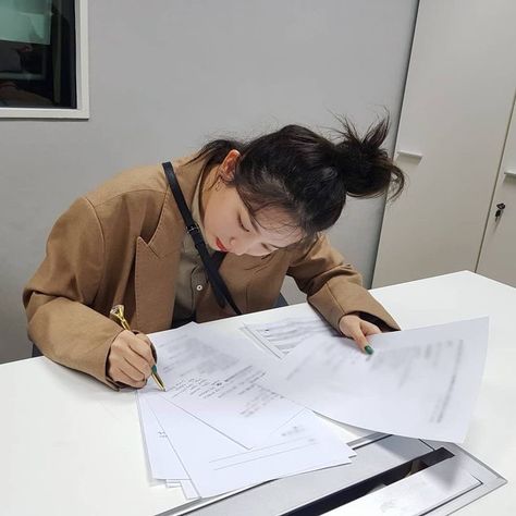 Studying Girl, Kore Ulzzang, Korean Student, Study Pictures, Kang Seulgi, Red Velvet Seulgi, Study Habits, Study Motivation Inspiration, Korean Aesthetic