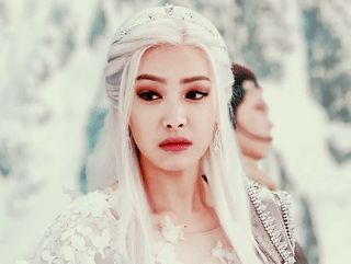 Asian White Hair, Queen With White Hair, Fantasy Ice Queen, The White Queen Gif, Snow Queen Character Art, Winter Veil, Anime Ice Goddess, Joffrey Baratheon, Hair Gif