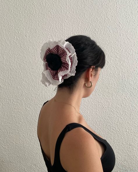 Big Scrunchies Hairstyles, Big Scrunchies, Scrunchies Hair, Scrunchie Hair, Handmade Sewing, June 30, Alter Ego, Scrunchie Hairstyles, Hair Ties