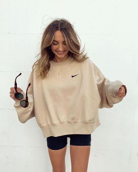 #ootd #nike #bikershorts Nike Sportswear Women, Lounge Outfit, Simple Fashion, Women Essentials, Mode Inspo, Bags Fashion, Sporty Outfits, 가을 패션, Outfits Fashion