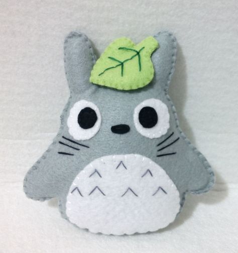 Totoro!! Totoro Felt, Totoro Crafts, Amigurumi Anime, Studio Ghibli Crafts, Felt Plushie, Totoro Plush, Geek Toys, Felt Keychain, Baby Mobil