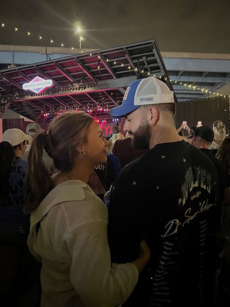 Couple Poses Festival, Cute Couple Concert Pictures, Concert Photo Ideas Couple, Concert Date Aesthetic, Couple At Concert, Country Concert Couple Pictures, Concert Couple Pictures, Couple Concert Pictures, Double Dates Aesthetic