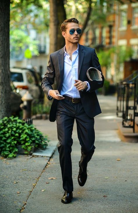 Mens Wardrobe Essentials, Johnny Blaze, Mens Summer Fashion Beach, Suit Man, Man In A Suit, Mens Fashion Work, Preppy Mens Fashion, Mens Fashion Editorial, Mens Fashion Casual Winter