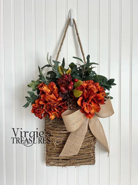 VirgiesTreasures - Etsy Fall Basket Wreath, Basket Door Decoration, Basket On Wall Decor, Fall Hanging Baskets, Door Hanging Basket, Front Door Basket, Autumn Bouquets, Door Baskets, Wreath Display