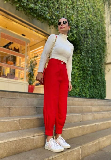 Outfits Recreation, Outfit Pantalon Rojo, Tailored Pants Outfit, Adidas Samba Outfit Women, Red Pants Outfit, Slacks Outfit, New Look Fashion, Looks Street Style, Classy Work Outfits