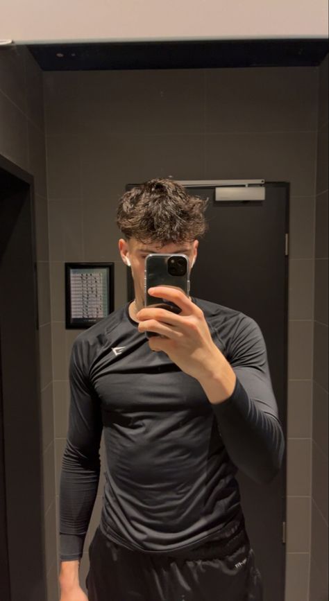 Man in a Gym thermoshirt. Guy Working Out, Clean Guy Aesthetic, Fake Boy, Gym Mirrors, At Home Outfits, Polished Man, Gym Boy, Outfit Gym, Gym Guys