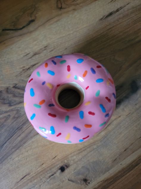 Pink Sprinkle doughnut trinket box 🍩 #potterypainting #ceramics #paintyourownpottery #potterypaintingideas Ceramic Doughnut, Clay Doughnut, Sprinkle Doughnut, Ceramic Donut, Clay Box, Box Project, Paint Your Own Pottery, Project Board, Pottery Ideas