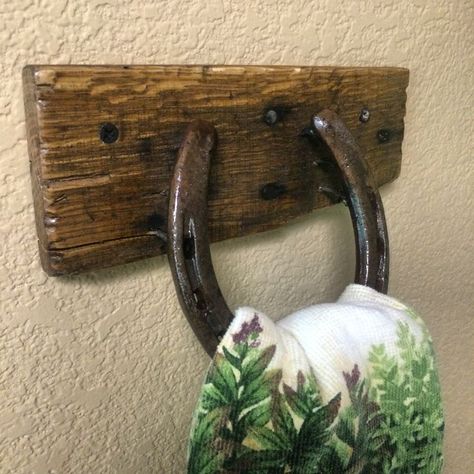 Diy Towel Holder, Towel Holder Diy, Diy Towel Rack, Horseshoe Projects, Diy Towels, Barn Wood Projects, Horseshoe Crafts, Horseshoe Art, Diy Holz