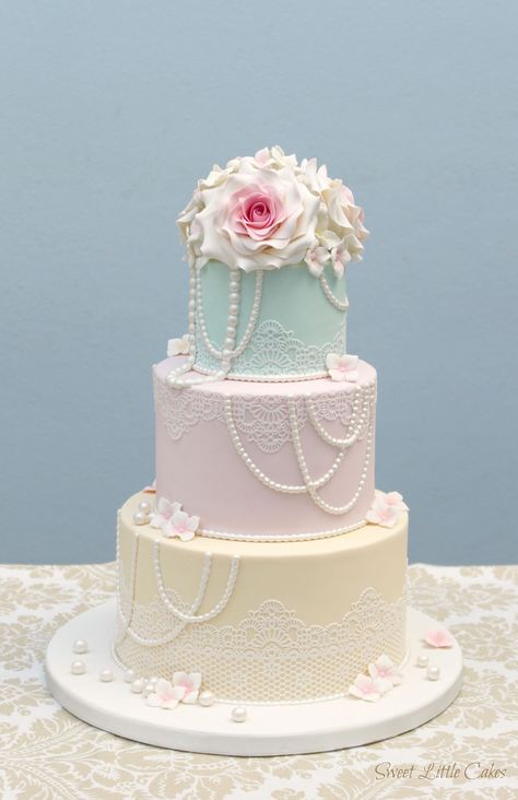 Pastel wedding cake.  Minus the pearls; different cake topper. Pastel Wedding Cakes, Pastel Desserts, Bolo Vintage, Pastel Cakes, Gateaux Cake, Cake Lace, Tier Cake, Wedding Cake Decorations, Wedding Cakes Vintage