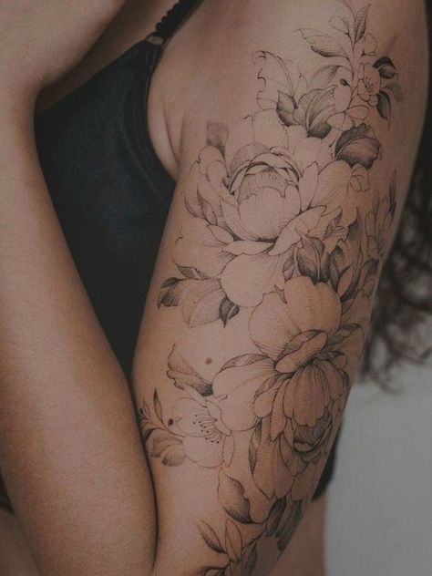 Black Style Girl, Fineline Tattoo Ideas, Fine Line Tattoo Ideas, Minimal Tattoos, Feminine Tattoo Sleeves, Tattoos Arm, Fineline Tattoo, Life Flower, Flower Tattoo Shoulder