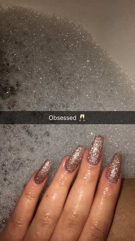 Nails Champagne Glitter, New Years Nail Designs Gold Glitter, Nyårsnaglar Glitter, Glitter Fake Nails, Glitter Nails Champagne, Copper Gold Nails, Cute Champagne Nails, Copper Sparkle Nails, Beige Sparkly Nails