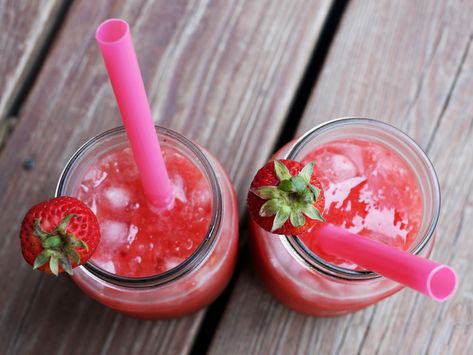 Bubble Tea Diy, Fruit Boba, Strawberry Slushie, How To Make Boba, Frozen Strawberry Daiquiri, Bubble Tea Recipe, Boba Pearls, Homemade Bubbles, Tea Diy