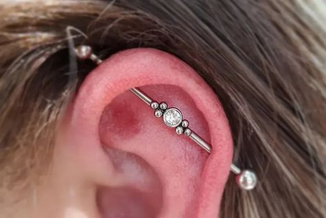 We shared all you need to know about industrial piercing. Also, there are the best industrial piercing ideas to inspire you. Take a look. Disconnected Industrial Piercing, Industrial Piercing With Hoop Earrings, Industrial Piercing Ideas, Ear Piercing Ideas With Industrial Bar, Industrial Piercing Separate Earrings, Piercings With Industrial Bar, Industrial Piercings, Piercing Needles, Ear Anatomy