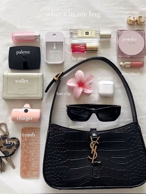 Summer Bag Essentials, Everyday Bag Essentials, What's In My Purse, What's In My Bag, Backpack Essentials, School Bag Essentials, Travel Bag Essentials, Inside My Bag, Mode Tips