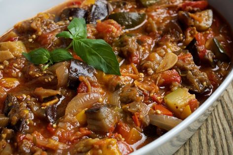 The secret to non-watery slow-cooker ratatouille – The Denver Post Slow Cooker Ratatouille, 200 Calorie, Ratatouille Recipe, Crockpot Ideas, Leafy Salad, Summer Vegetables, Vegetarian Foods, Calorie Meals, Vegetable Stew