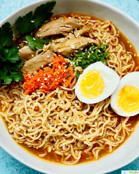 This easy homemade ramen is a fast, inexpensive comfort food dish using simple ingredients you probably already have on hand. Diy Ramen, Ground Beef Lunch, Salad Add Ins, Ramen Recipes Easy, Salad Art, Easy Ramen, Ramen Broth, Sweet Custard, How To Make Ramen