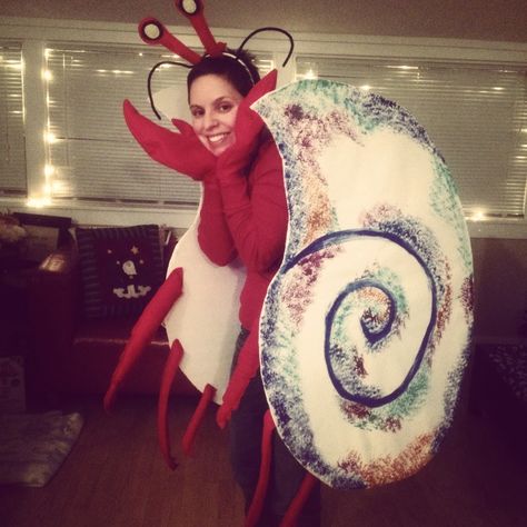 Homemade Eric Carle hermit crab costume! Ocean Animal Costumes, Hermit Crab Costume, Eric Carle Author Study, Under The Sea Costumes, Sea Creature Costume, Crab Costume, Sea Costume, Book Character Day, Fish Costume