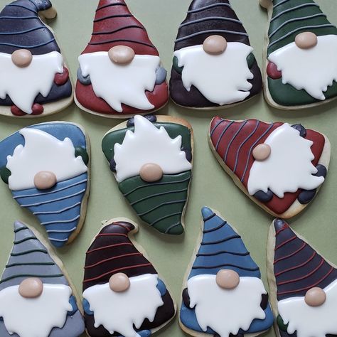 Gnome cookies out of triangle - SO cute! Gnome Sugar Cookies Decorated, Gnome Desserts, Gnome Cookies Decorated, Gnome Sugar Cookies, Gnome Cupcakes, Winter Sugar Cookies, Gnome Cookies, Gnome Cookie, Winter Cookies