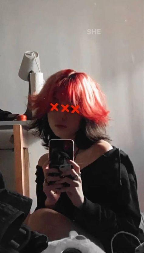 Cool Peekaboo Hair, Red Hair Dye Idea, Grunge Hair Color Ideas Short, Black And Red Hair Wolfcut, Hair Dye Ideas For Wolf Cut, Black And Red Hair Short Wolfcut, Wolfcut Dyed Underneath, Short Red Black Hair, Black And Red Hair Ideas Short