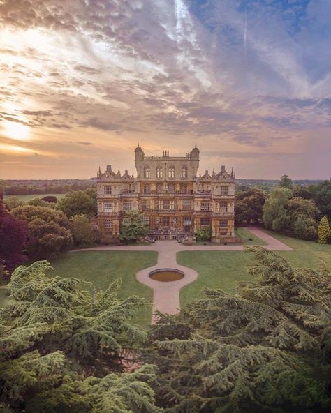 Wow!😍 This is the beautiful Wollaton Hall in Nottingham, a Grade I listed building, built back in 1588. Top ti Wollaton Hall, English Houses, Listed Building, Traditional Architecture, Architecture Fashion, Nottingham, Make Sure, Golf Courses, England