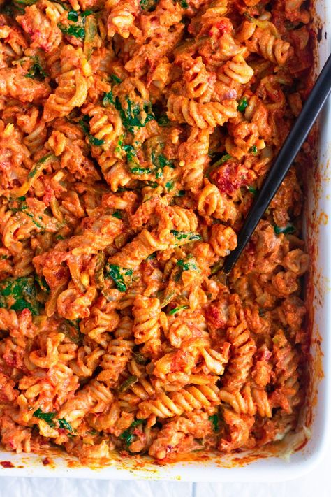 Vegan No-Boil Pasta Bake | Eating by Elaine Creamy Marinara Sauce, Skillet Suppers, Vegan Pasta Bake, Pasta Fresh, Creamy Vegan Pasta, Vegan Lunch Recipes, Baked Pasta Recipes, Vegan Sour Cream, Vegan Meal Plans