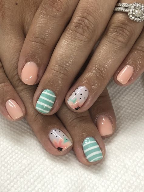 Mint And Peach Nails, Green And Peach Nails, Gel Mani Short Nails Summer, Peach Spring Nails, Coral And Mint Nails, Gel Nails Flowers, Mint Nail Ideas, Peach Gel Nails, Spring Gel Nails Ideas