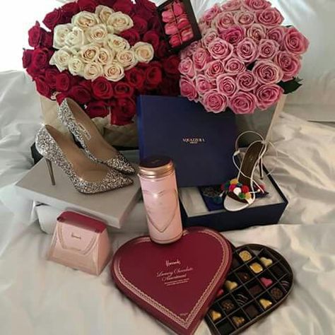 Valentines day gift roses chocolates idea Birthday Luxury, Surprise Boyfriend, Boyfriend Aesthetic, Rosen Box, Birthday Surprise Boyfriend, Luxury Lifestyle Girly, Birthday Goals, Luxury Birthday, Luxury Lifestyle Fashion