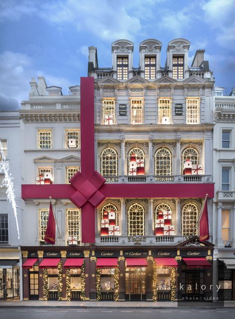 Cartier Boutique, Giant Bow, Christmas Windows, Cosy Christmas, London Christmas, Christmas Themes Decorations, Christmas Tree Inspiration, Outdoor Christmas Lights, Luxury Jewellery