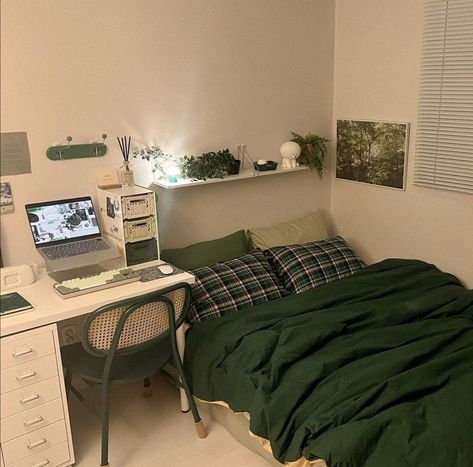 Green Room Minimalist, Green Room Aesthetic, Small Room Interior, Small Room Makeover, Dekorasi Kamar Tidur, Small Room Design, Redecorate Bedroom, Dream House Rooms, Minimalist Room