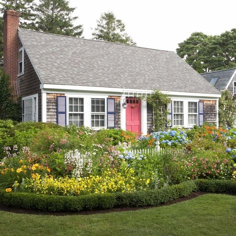 Better Homes & Gardens on Instagram: “We are in search of America's best front yard, and we want to see YOURS! 🏡 If your curb appeal and landscape are the envy of your…” Front Yard Garden, Front Yard Landscaping Design, Garden Cottage, Shade Garden, Front Garden, Dream Garden, Better Homes And Gardens, Yard Landscaping, Hedges